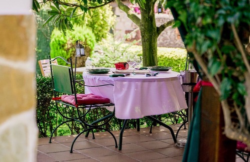 Marina de Cudeyo Apartment | Room 'Violeta' with Mountain View, Shared Terrace and Wi-Fi