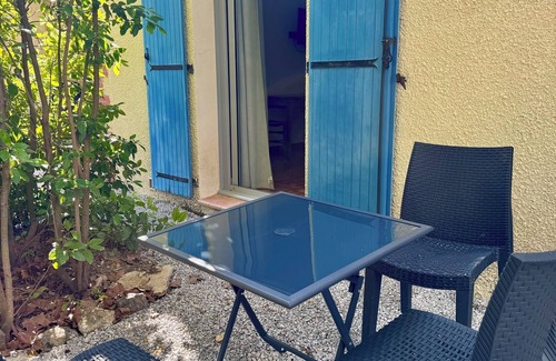 Thuir Apartment | Room with kitchenette in an estate