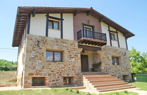 Valle de Carranza Apartment | Room with Mountain Views, Shared Garden, and Wi-Fi