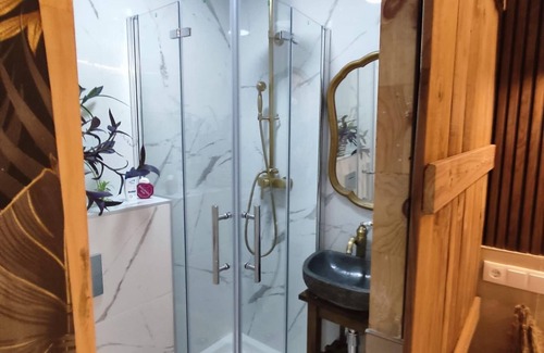 Nou Barris House | Room with private bathroom 3