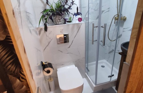 Nou Barris House | Room with private bathroom 3