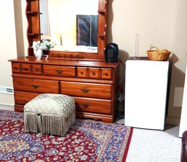 Burlington House | Room with private bath across train station