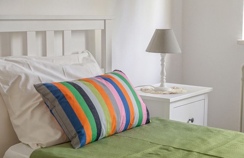 Truske House | Room with two single beds