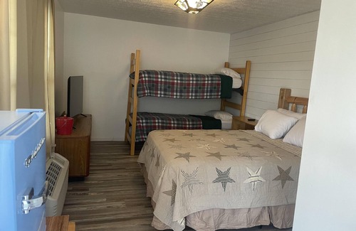 Clay City Cabin | Room with wi-fi, mini fridge and microwave Red River Gorge area