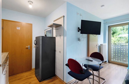 Markt Erlbach Apartment | Room 'Zimmer 25' with Shared Terrace, Shared Garden and Wi-Fi