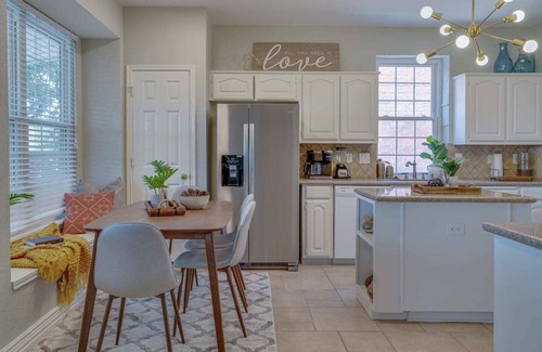 Lewisville House | ROOMD Retro Vintage Vibe King Bed 3BD 2.5BA