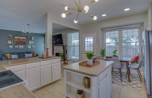 Lewisville House | ROOMD Retro Vintage Vibe King Bed 3BD 2.5BA