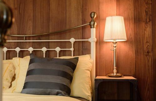 Amphawa Resort | RoomQuest Rimrabeang at Amphawa