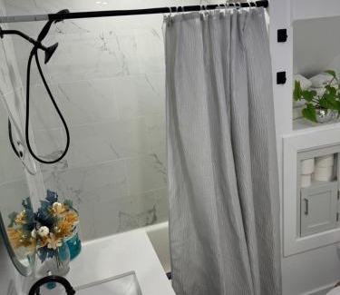 Minneapolis House | Rooms at Broadway Booking