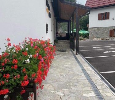 Jezerce Bed & Breakfast | Rooms Imperial House