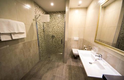 Kutina House | Rooms The King's Pub