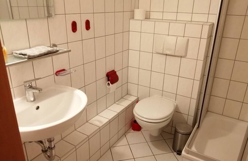 Heichelheim Condo | Rooms with private bathrooms, ideal for construction workers.