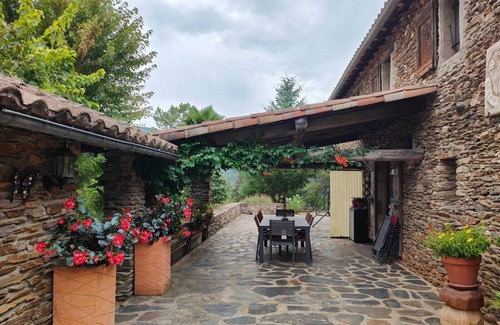Saumane Apartment | Rooms with shared terrace, shared garden and Wi-Fi