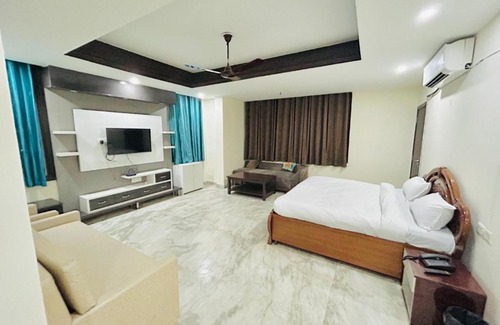 Nehru Place Hotel | Roomshala 071 HD Luxury Home Stay - GK -1