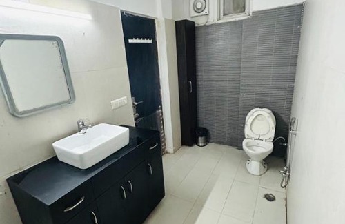 Nehru Place Hotel | Roomshala 071 HD Luxury Home Stay - GK -1