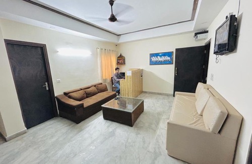 Nehru Place Hotel | Roomshala 071 HD Luxury Home Stay - GK -1