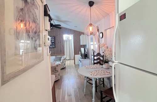 Braden River House | Roomy 2 Bed home in Sarasota Resort; near Siesta Key Beach! Includes golf cart.