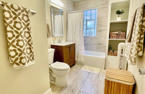 Oak Park Apartment | Roomy 2 bedroom Long-term Stay Apartment in Oak Park near downtown Chicago