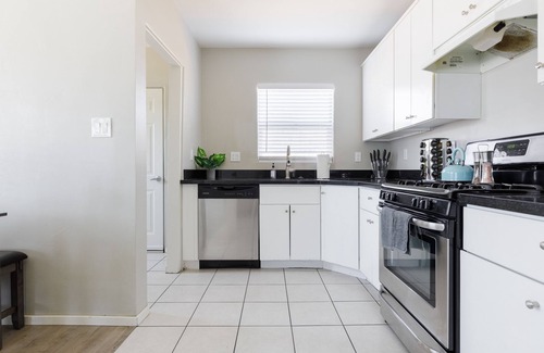Encanto Apartment | Roomy 2BR in midtown Phoenix *Covered Parking* Close to Downtown