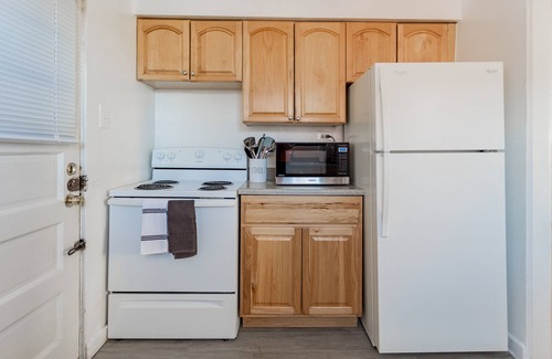 Rogers Park Apartment | Roomy[2BR]Loyola Park-Near Beach