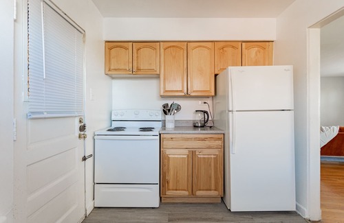 Rogers Park Apartment | Roomy[2BR]Loyola Park-Near Beach