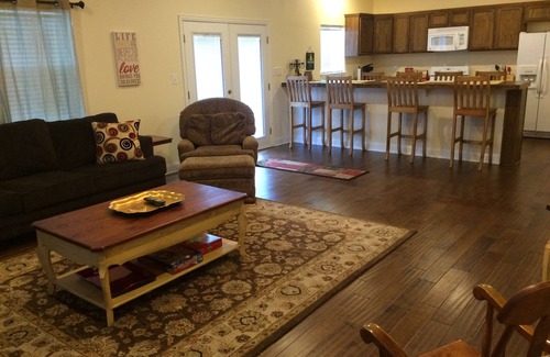 Denison Apartment | Roomy 2nd Floor Spacious Guesthouse short drive to Lake Texoma