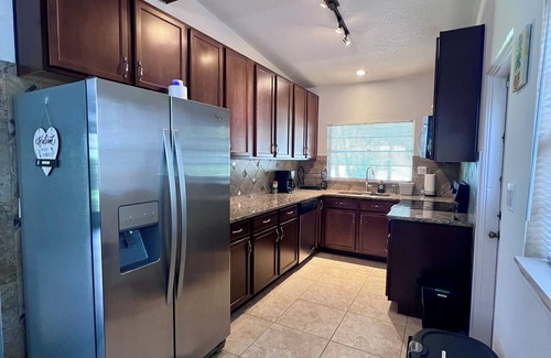 West Colonial House | Roomy 3/2, Pet-Friendly Yard Near Downtown, Hospitals, Stadiums. Long-stay ready