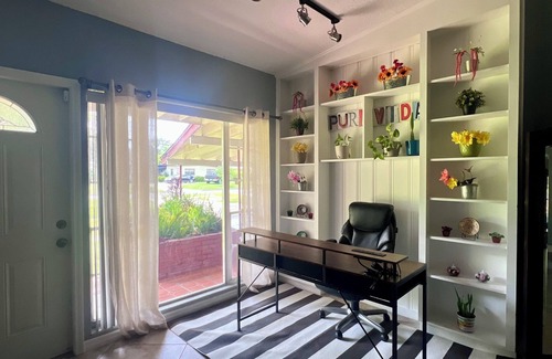 West Colonial House | Roomy 3/2, Pet-Friendly Yard Near Downtown, Hospitals, Stadiums. Long-stay ready