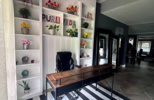West Colonial House | Roomy 3/2, Pet-Friendly Yard Near Downtown, Hospitals, Stadiums. Long-stay ready