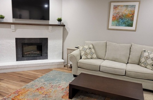 Coralville House | Roomy 3 Story Duplex Close To Mall, Restaurants, UI Hospital and Sport Arenas
