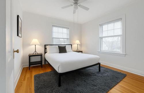 Rogers Park Apartment | Roomy 3BR Apartment near Beach - Lunt 33-2N