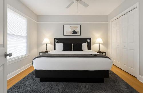 Rogers Park Apartment | Roomy 3BR Apartment near Beach - Lunt 33-2N