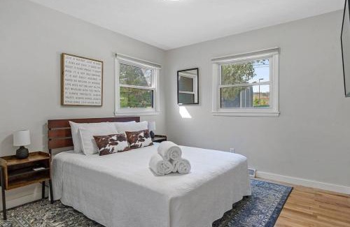 Rapid City House | Roomy 5 Bed 3 Bath Fire Place Large Outdoor Space
