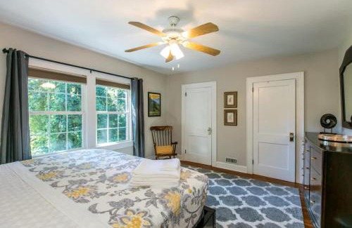 Druid Hills House | Roomy 5BR Bungalow with Backyard, Walk to Downtown