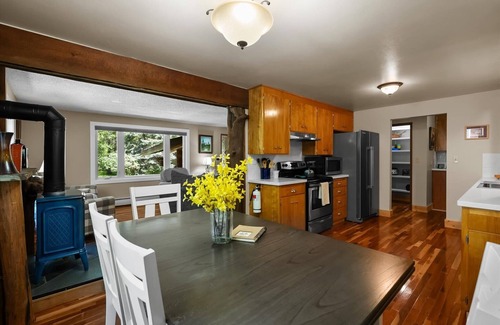 West Glacier Cabin | Roomy Cabin in West Glacier Village