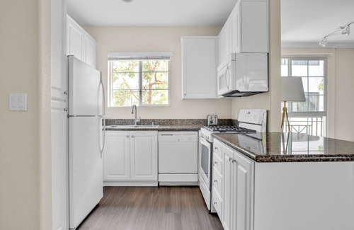 Verdugo Viejo Apartment | Roomy Glendale 2BR w/Gym, Pool & Jacuzzi, walk to Bars, by Blueground