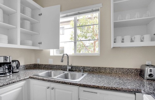 Verdugo Viejo Apartment | Roomy Glendale 2BR w/Gym, Pool & Jacuzzi, walk to Bars, by Blueground