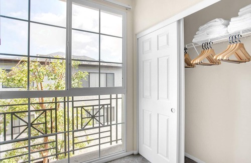 Verdugo Viejo Apartment | Roomy Glendale 2BR w/Gym, Pool & Jacuzzi, walk to Bars, by Blueground