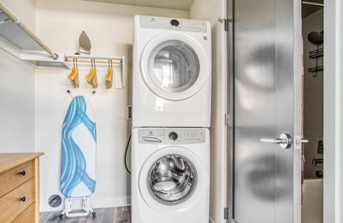 Golden Triangle Apartment | Roomy Golden Triangle 1BR w/ Pool, Gym & W/D, next to Park, by Blueground