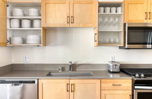 Hollywood Apartment | Roomy Hollywood 2BR w/Gym, Pool, nr. Chinese Theater, by Blueground