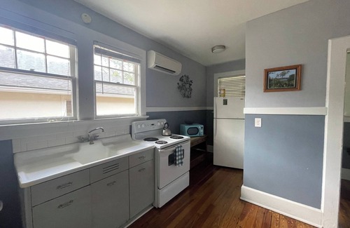 Murray Hill House | Roomy Murray Hill Couples Retreat