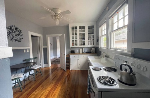 Murray Hill House | Roomy Murray Hill Couples Retreat