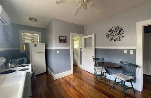 Murray Hill House | Roomy Murray Hill Couples Retreat
