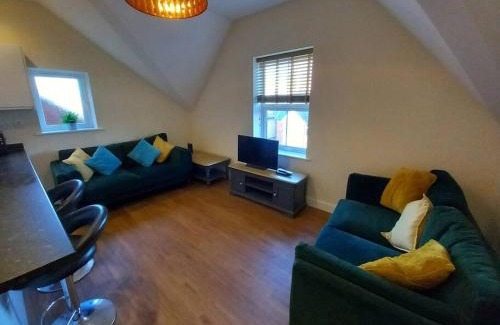 Beeston Apartment | Roomy Penthouse 2 double bed apartment - Spacious - Central Beeston - Free secure parking -