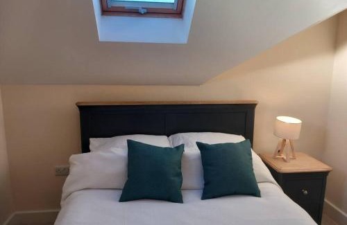 Beeston Apartment | Roomy Penthouse 2 double bed apartment - Spacious - Central Beeston - Free secure parking -