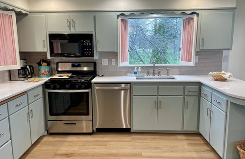 Kewaunee House | Roomy Quiet Home Overlooking Lake Michigan