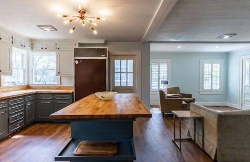 Fort Payne House | Roomy Retreat close to parks, camps, camping. Walk to quaint shops & VFW.