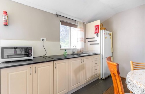 Roselands House | Roomy rosegarden flat in Roselands