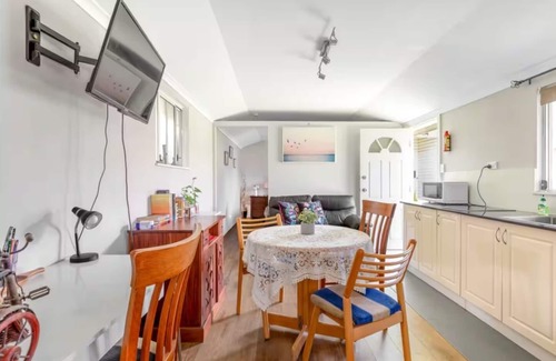 Roselands House | Roomy rosegarden flat in Roselands