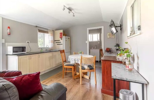 Roselands House | Roomy rosegarden flat in Roselands